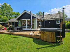 Cozy Cottage With Wilderness Bath, Føllenslev